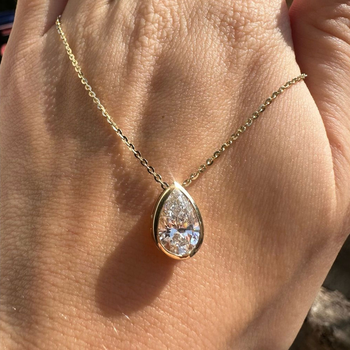 قلادة موسانيت بتصميم بير كت 1- - مراجعة Bezels Set Pendant وسعره